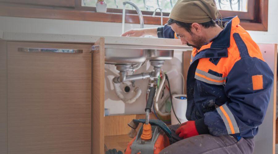 Expert burst pipe repair services in Knickerbocker, TX